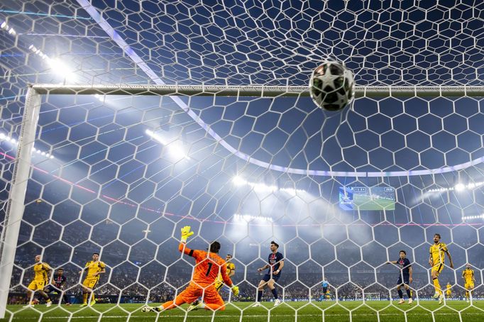 Balon v síti po trefě Desire Douého