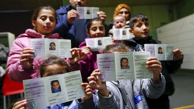 Syrští uprchlíci v Německu s novými registračními dokumenty. Sníme z února 2016.