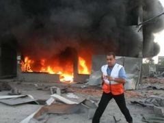 Libanonec prchá z benzinové stanice v Saidě na jihu Libanonu, která vybuchla po zásahu izraelskou raketou.