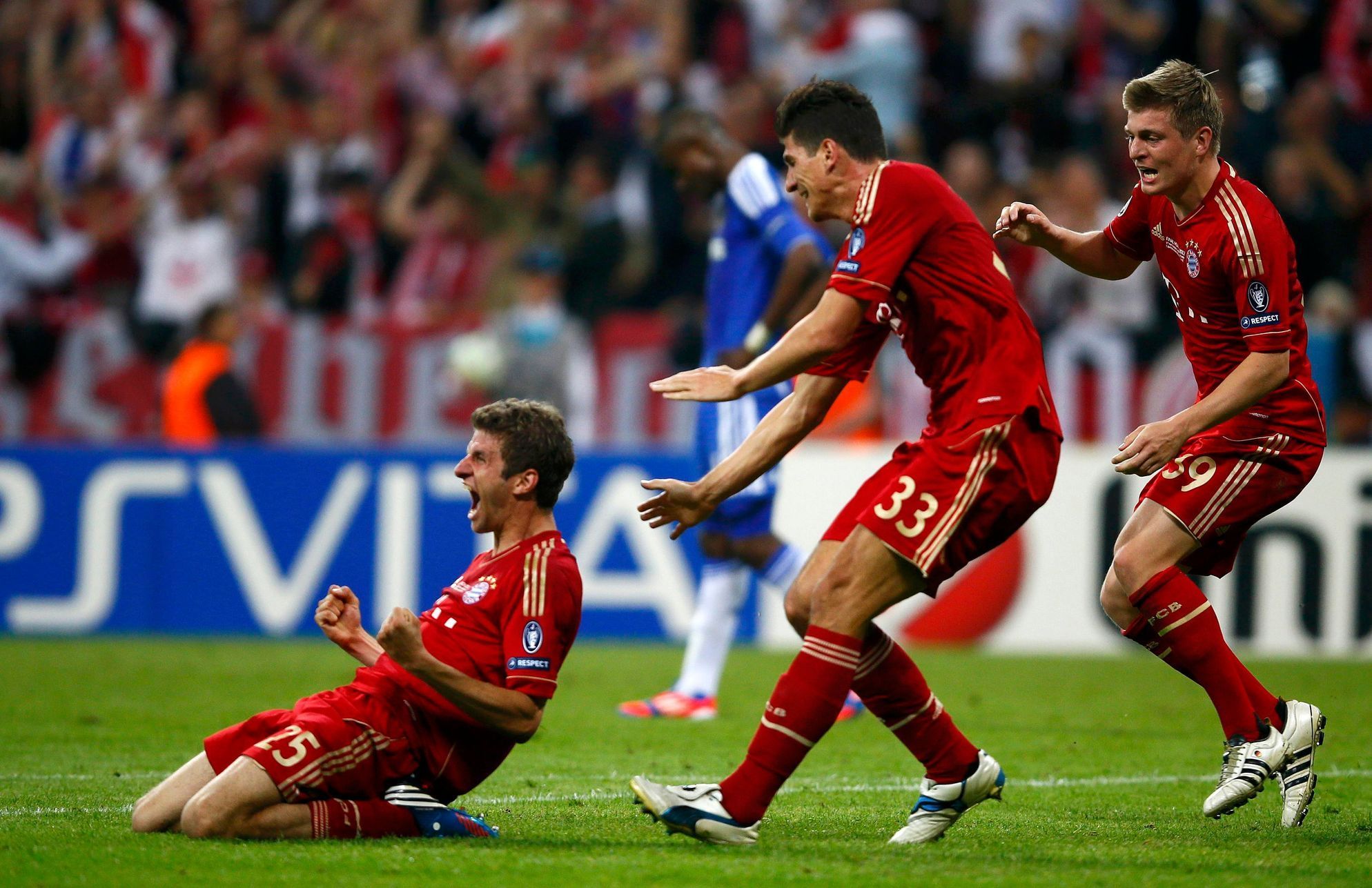 Thomas Müller se se spoluhráči raduje ve finále Ligy mistrů Bayern - Chelsea
