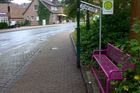 Kam autobusy nejezdí. S dopravou na německém venkově pomáhají stopovací lavičky