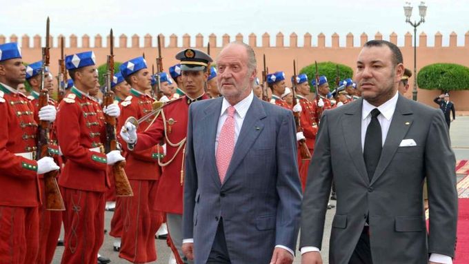 Královská garda vítá svého krále Muhammada VI. a španělského panovníka Juana Carlose. Snímek z roku 2011.