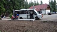 Pro ty, kteří se lanovkou bojí, nebo nemohou, jezdí za stejnou cenu (70 Kč) na vrchol kopce autobus.