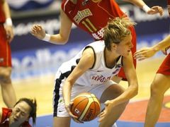 Česká basketbalistka Jana Veselá v oblěžení čínských hráček v prvním zápase osmifinálové skupiny MS.