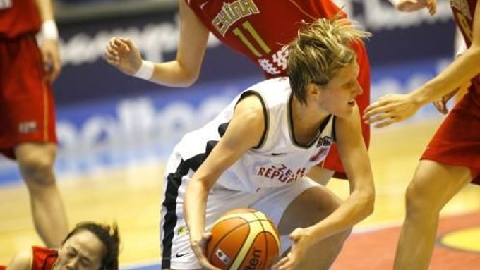 Česká basketbalistka Jana Veselá v oblěžení čínských hráček v prvním zápase osmifinálové skupiny MS.