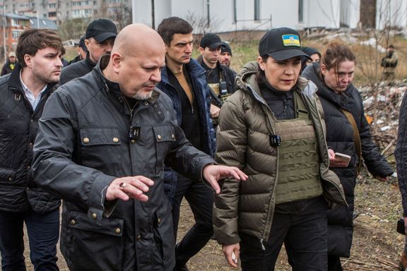 Karim Khan v ukrajinské Buči, kde ruští okupanti v březnu roku 2022 zavraždili stovky lidí.
