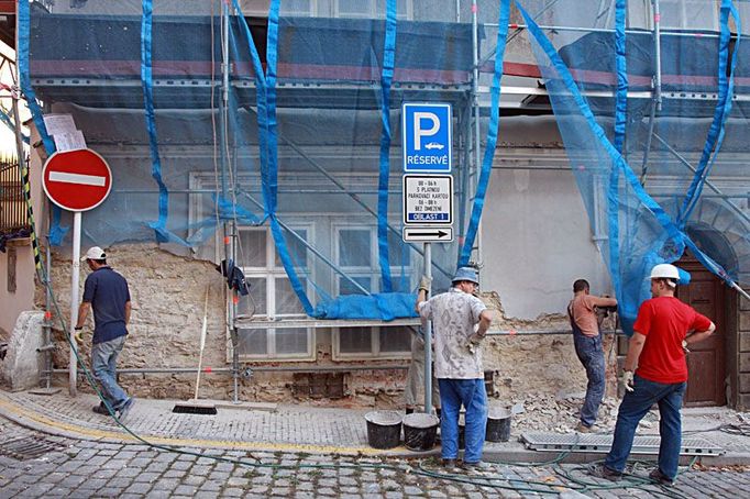 Za těmito okny dnes rekonstruovaného domu se nacházalo jedno z pozorovacích stanovišť StB. O pronájmu prostor uzavřelo ministerstvo vnitra smlouvu s paní Kořínkovou