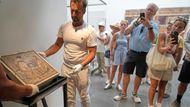 Zásadní byla spolupráce s archeologickým parkem v Pompejích, která navzdory skromným údajům o místě původního nálezu umožnila spolehlivě dílo přiřadit ke svahu Vesuvu. Mozaiková deska nyní bude v Pompejích odborně zaevidována, uchována a zpřístupněna pro vzdělávací i badatelské účely. Fotografie ukazují, jak je na výstavě za sklem, kde si ji prohlížel menší dav návštěvníků.