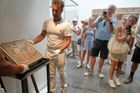 Zásadní byla spolupráce s archeologickým parkem v Pompejích, která navzdory skromným údajům o místě původního nálezu umožnila spolehlivě dílo přiřadit ke svahu Vesuvu. Mozaiková deska nyní bude v Pompejích odborně zaevidována, uchována a zpřístupněna pro vzdělávací i badatelské účely. Fotografie ukazují, jak je na výstavě za sklem, kde si ji prohlížel menší dav návštěvníků.