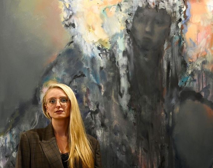 Malířka Markéta Kolářová pózuje u svého obrazu.