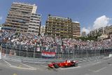 Městský okruh v Monaku je divácky velmi oblíbený. Kimi Räikkönen s Ferrari v tréninku.