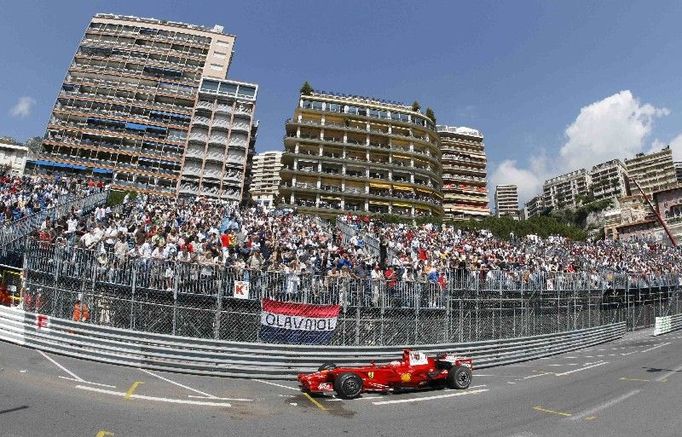 Městský okruh v Monaku je divácky velmi oblíbený. Kimi Räikkönen s Ferrari v tréninku.