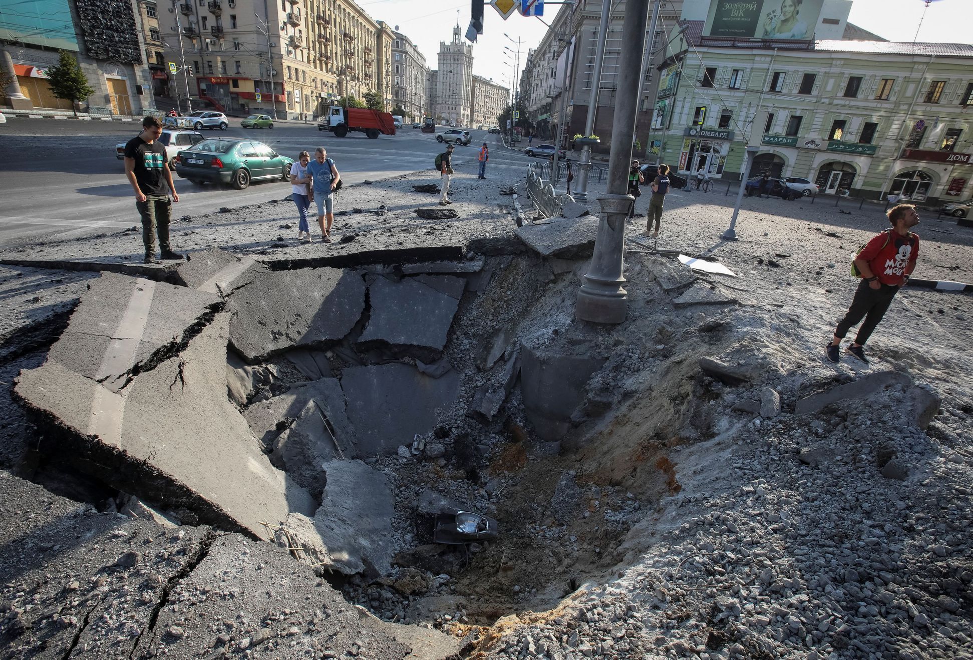 V centru ukrajinského Charkova zůstal takový kráter po nočním ruském vojenském úderu.