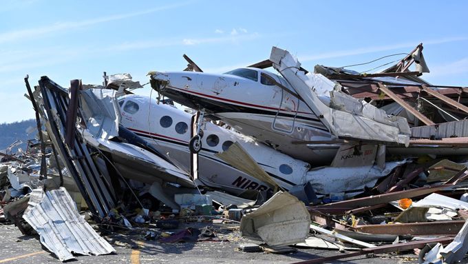 Tornádo zničilo i několik hangárů na letišti v Nashvillu.