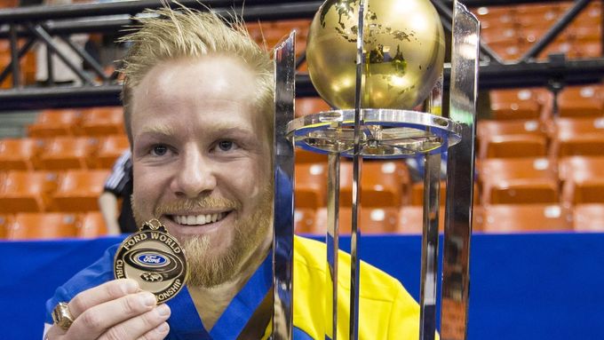 Švédský skip Niklas Edin pózuje s trofeji pro mistry světa, kterou jeho tým získal po vítězném finále s Norskem.