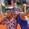 Lucie Šafářová a Bethanie Matteková-Sandsová po vítězství na French Open