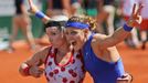 Lucie Šafářová a Bethanie Matteková-Sandsová po vítězství na French Open