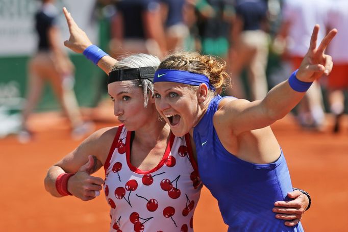 Lucie Šafářová a Bethanie Matteková-Sandsová po vítězství na French Open