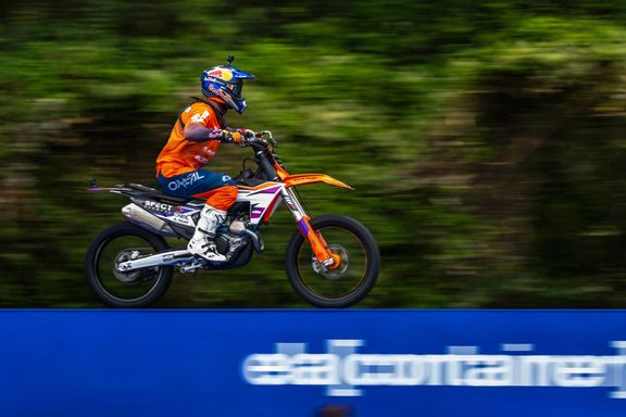 Skok Luca Ackermanna z kamionu na kamion