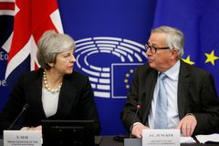 Závazné, či ne? Britští politici se přou o ústupky v brexitu, které vyjednala Mayová