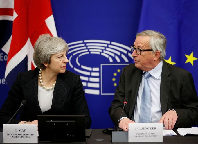 Theresa Mayová a Jean-Claude Juncker