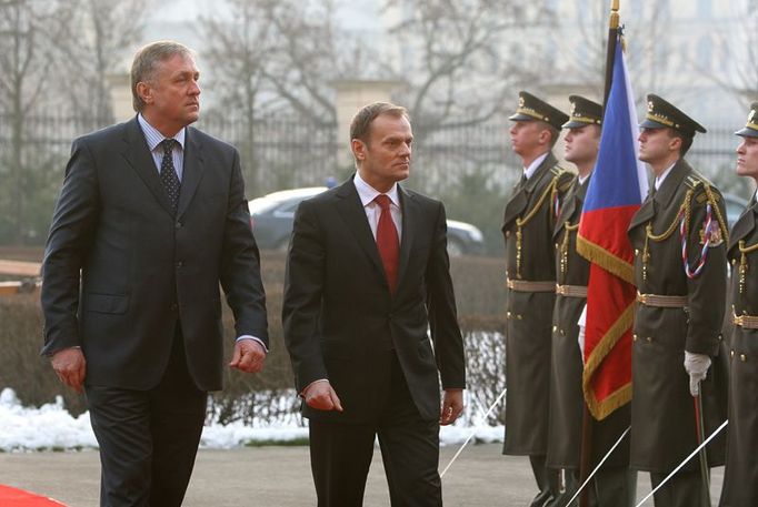 Donald Tusk a Mirek Topolánek míjejí čestnou stráž na zahradě Strakovy akademie.