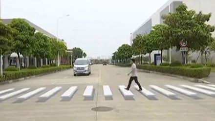 Umělec vytvořil trojrozměrný přechod. Chce zvýšit bezpečnost chodců na silnicích