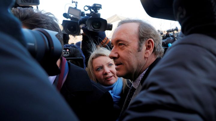 Nečekaný zvrat. Herec Kevin Spacey byl zproštěn obvinění ze sexuálního obtěžování