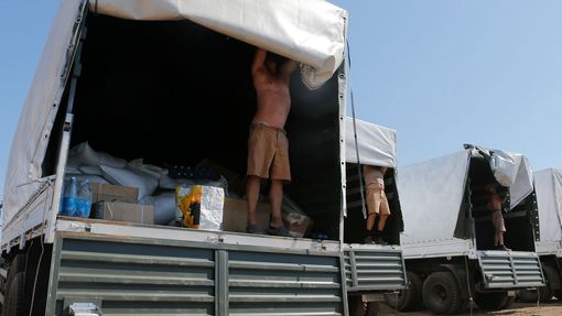 Klidně se podívejte. Řidiči kamionů ukazují, co chtějí dovézt na Ukrajinu. Náklad zkontrolují ukrajinští pohraničníci a celníci.