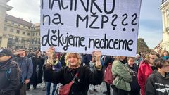 Nejvíce transparentů a ekologické demonstraci mířilo proti předsedovi Motoristů sobě Petru Macinkovi.