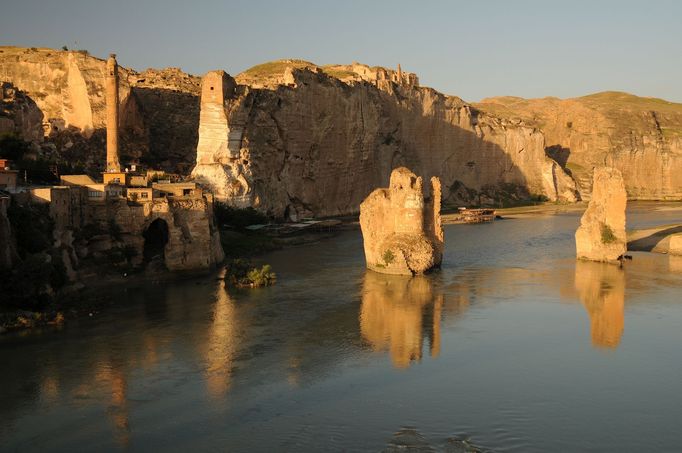 Starověké město Hasankeyf v Turecku, které zatopí  plánovaná vodní přehrada.