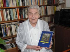 Spisovatelka s prvním knižním vydáním Krkonošské pohádky.