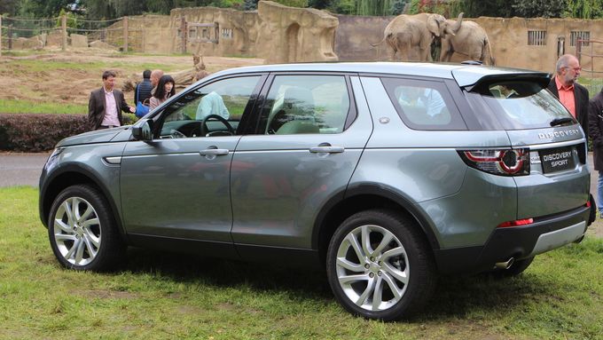 Poprvé se nový Land Rover Discovery Sport ukázal návštěvníkům ZOO ve Dvoře Králové.