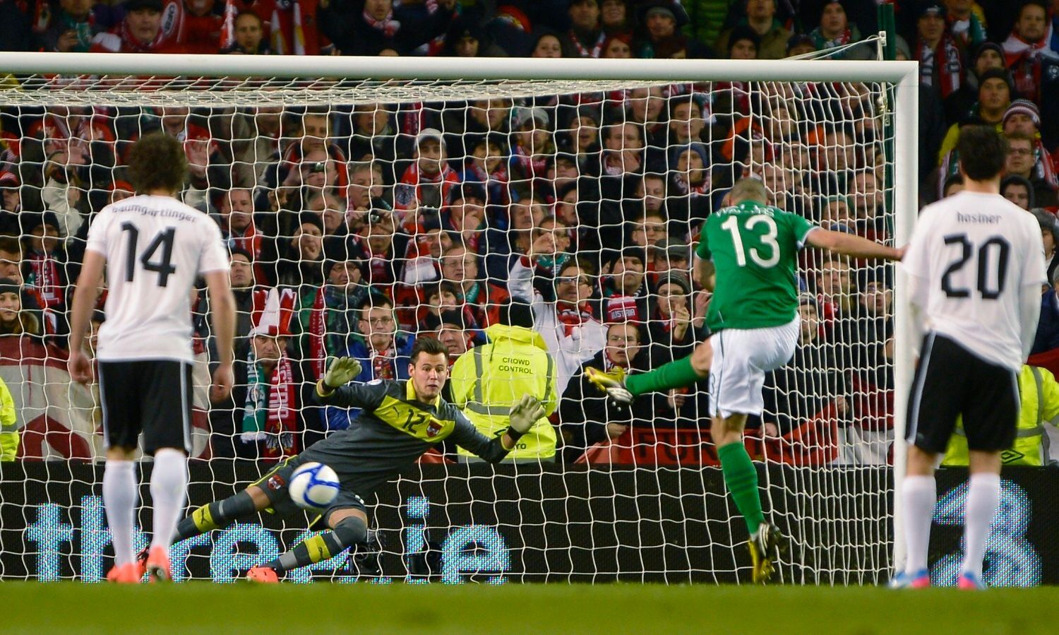 Fotbal, Irsko - Rakousko: Jonathan Walters (13) proměňuje penaltu