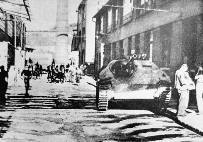 Řevnice, 6. května 1945. Příjezd kolony nákladních automobilů s příslušníky 1. pěšího pluku ROA na náměstí Victoria (dnes Krále Jiřího z Poděbrad).