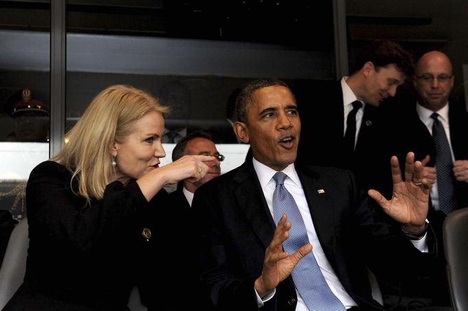 U.S. President Barack Obama (R) talks with Denmark's Prime Minister Helle Thorning-Schmidt