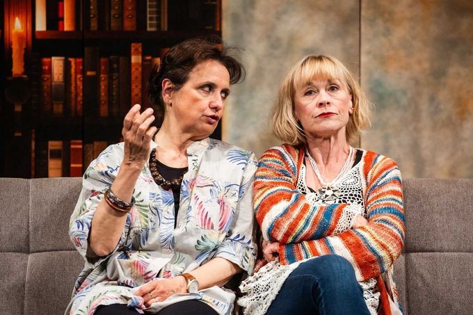 Divadelní inscenace Mimo mísu.