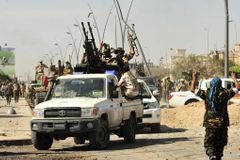 Libyjské vládní síly dobyly leteckou základnu. Dostaly se tak k baště islamistů