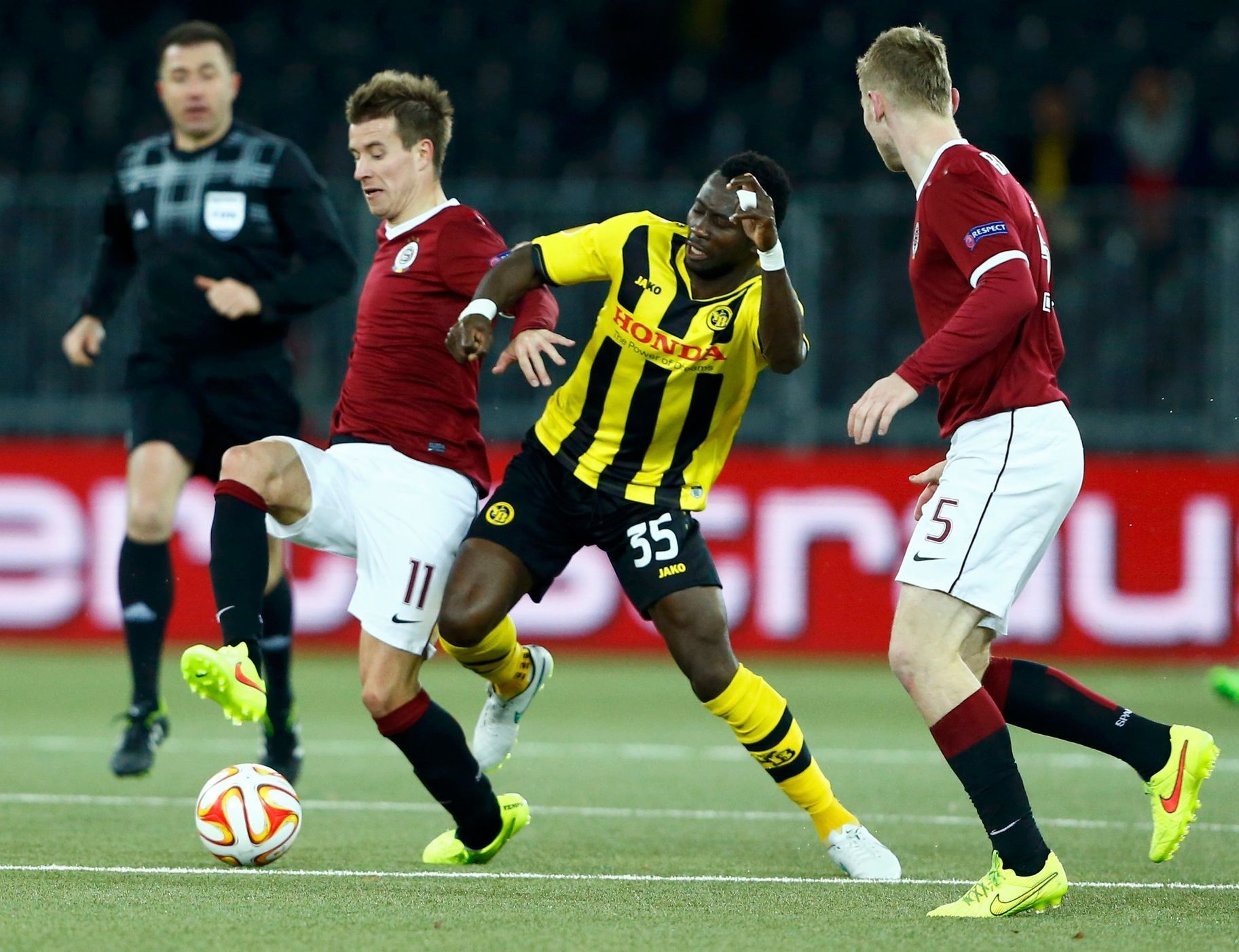 EL, Young Boys Bren - Sparta: Sekou Sanogo - Lukáš Mareček (11) a Jakub Brabec