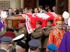 Pohřeb prezidenta a první dámy v Krakově.