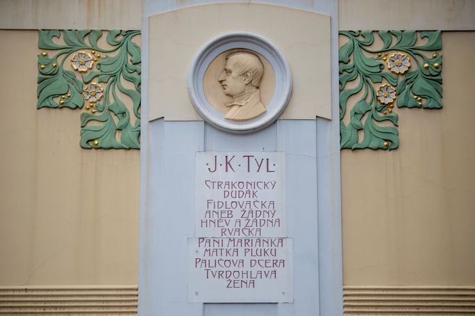 Reliéf portrétu Josefa Kajetána Tyla na průčelí Východočeského divadla v Pardubicích.