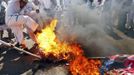 A group of Muslims protesting against an anti-Islam film made in the U.S. burn the U.S flag in Makassar, South Sulawesi September 21, 2012. REUTERS/Yusuf Ahmad (INDONESIA - Tags: CIVIL UNREST RELIGION TPX IMAGES OF THE DAY) Published: Zář. 21, 2012, 10:41 dop.