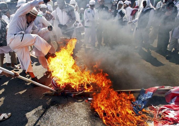 A group of Muslims protesting against an anti-Islam film made in the U.S. burn the U.S flag in Makassar, South Sulawesi September 21, 2012. REUTERS/Yusuf Ahmad (INDONESIA - Tags: CIVIL UNREST RELIGION TPX IMAGES OF THE DAY) Published: Zář. 21, 2012, 10:41 dop.