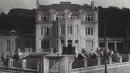 Reprezentativní sídlo si v letech 1912-1913 nechal postavit přední český stavitel Bedřich Kovařovic. Jeho podobu, včetně důstojné zahrady, navrhl architekt Josef Chochol, který byl mimo jiné i členem Spolku výtvarných umělců Mánes. Kromě této vily pod Vyšehradem byl také autorem kubistického činžovního domu v nedaleké Neklanově ulici.