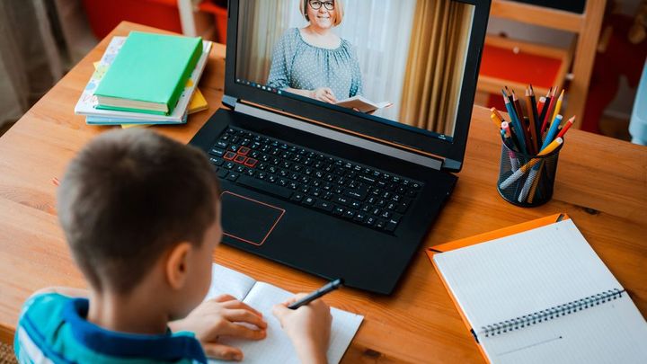 Výuka na dálku bude povinná, schválila vláda. Školy dostanou miliardu na počítače