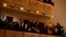 Philip Glass zdraví publikum při neworské premiéře své Dvanácté symfonie.