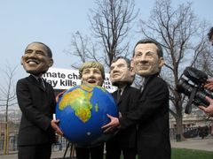 Aktivisté v maskách Baracka Obamy, Angely Merkelové, Nicolase Sarkozyho a Gordona Browna pózují před hodinami, které odpočítávají zbývající čas do prosincové konference OSN v Kodani, který se bude zabývat změnami klimatu.