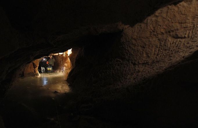 Scientists test a vehicle during a field test led by Oesterreichisches Weltraum Forum (Austrian space forum) inside the Eisriesenhoehle (giant ice cave) at Dachstein mountain near the village of Obertraun April 28, 2012. Scientists crews tested a space suit technology, three-dimensional cameras, radar, rover vehicles, communications and sterile testing systems during an 11-nation field test in the icy Alpine caves. Picture taken April 28. REUTERS/Lisi Niesner (AUSTRIA - Tags: SCIENCE TECHNOLOGY SOCIETY) Published: Kvě. 1, 2012, 5:37 odp.