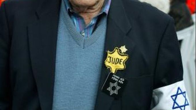 Jedenaosmdesátiletý Mordechaj Fuchs patří mezi ty, kteří přežili holocaust v Evropě a později se usadili v Izraeli.