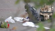 Policie obdržela první hlášení přibližně v 9:37, kdy muž oznámil, že auto najelo do lidí a následně byl pobodán člen ochranky. Incident byl okamžitě vyhodnocen jako závažný.